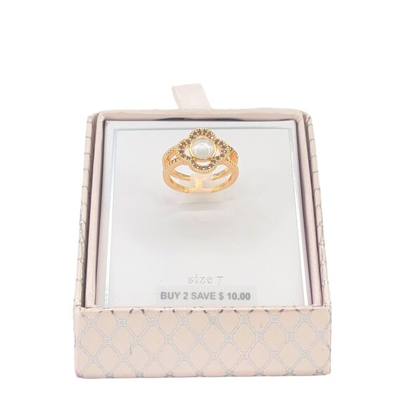 Dillards Quatrefoil Gold Tone White Catseye Ring Womens Size 7 - Picture 1 of 6